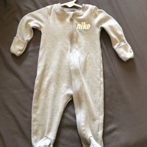 Nike onesie boy 0-3 mos